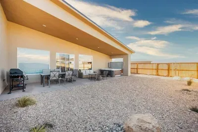 Private Hot Tub & Outdoor Patio