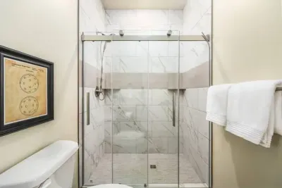 Queen Suite Bathroom