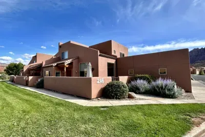 Welcome to Red Rock Roost