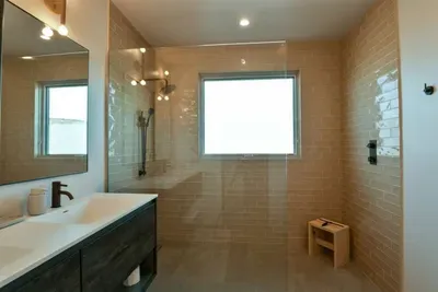 King Ensuite Bathroom