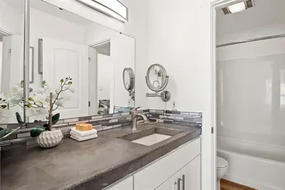 Ensuite bathroom with combination shower/tub