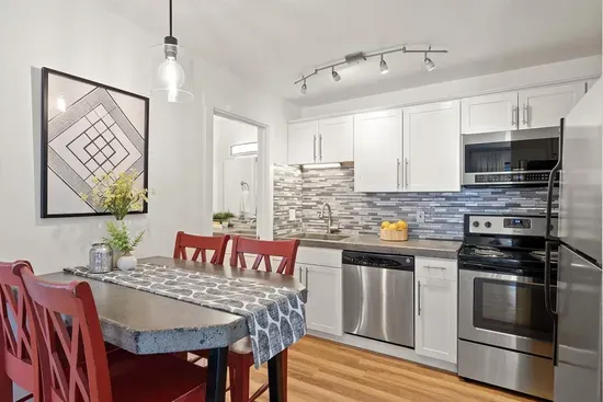 Full size kitchen and dining for 4
