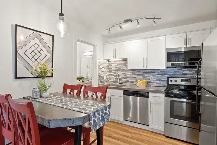 Full size kitchen and dining for 4