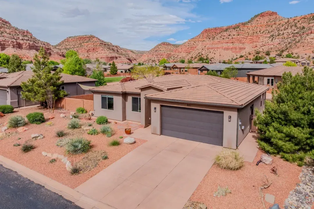 Welcome to Casa De Red Rock!