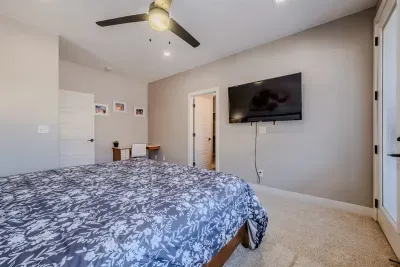 King Suite with Desk