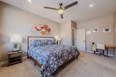 King Suite with Desk