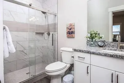 Queen Suite Bathroom