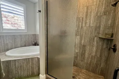 Ensuite bathroom with double sink, tub & shower