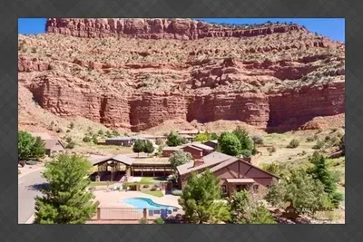 La Estancia Clubhouse & Red Rock Backdrop