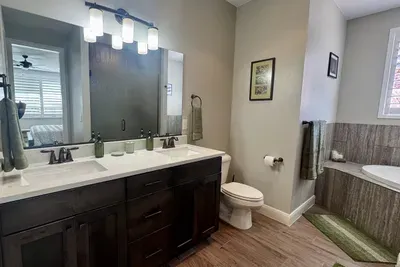 Ensuite bathroom with double sink, tub & shower