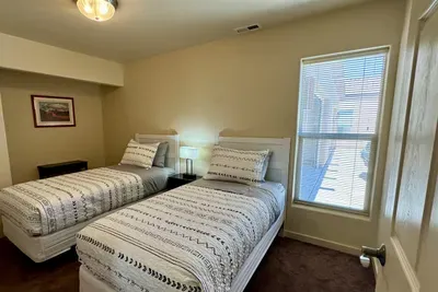 Guest Bedroom with 2 Twin Beds
