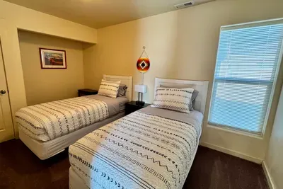Guest Bedroom with 2 Twin Beds