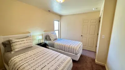 Guest Bedroom with 2 Twin Beds