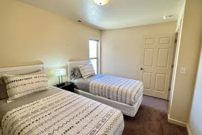 Guest Bedroom with 2 Twin Beds