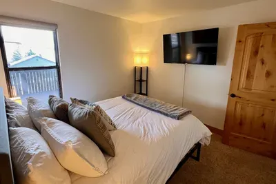Guest bedroom with queen bed
