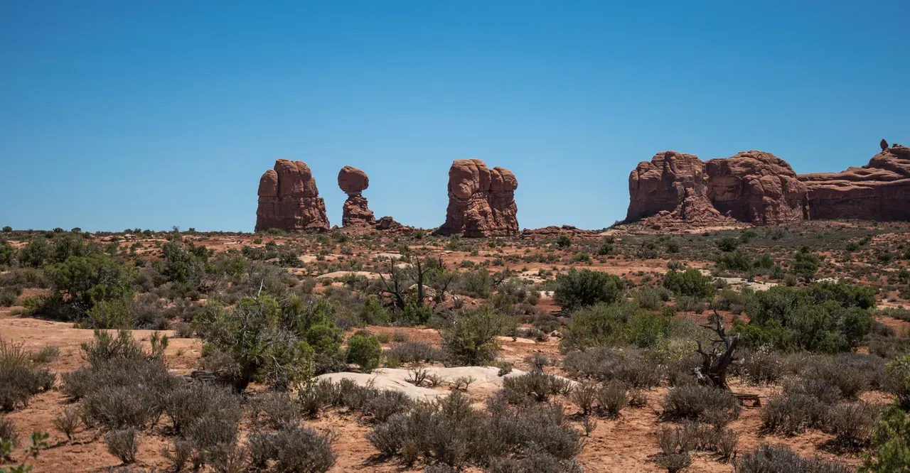 desert-landscape-of-utah-usa-weathered-rocks-and-2026-03-26-00-44-14-utc