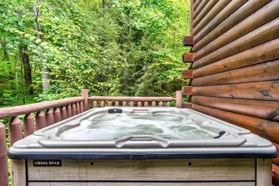 Hot Tub on lower deck to relax in quiet surroundings
