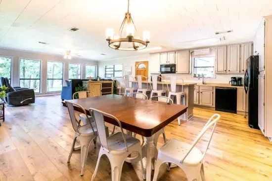 Dining table/Kitchen