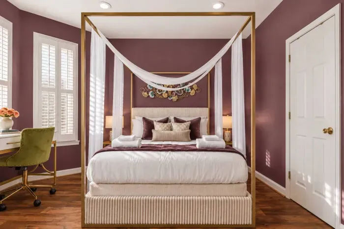 Queen Canopy Bed. Sofa can be unfolded to a double bed. Dedicated work desk. 55 inch Roku TV.  Filled with Sunlight during the day.  Face a busy street.  Double layer soundproofing windows.  White noise machine provided.  Ensuite Bathroom.