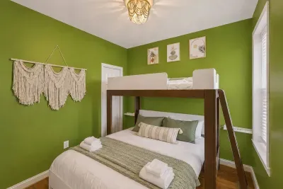 Twin over queen bulk beds, Roku Smart TV