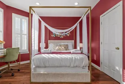 Queen Canopy Bed. Sofa can be unfolded to a double bed. Dedicated work desk. 55 inch Roku TV.  Filled with Sunlight during the day.  Face a busy street.  Double layer soundproofing windows.  White noise machine provided.  Ensuite Bathroom.