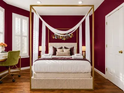Queen Canopy Bed. Sofa can be unfolded to a double bed. Dedicated work desk. 55 inch Roku TV.  Filled with Sunlight during the day.  Face a busy street.  Double layer soundproofing windows.  White noise machine provided.  Ensuite Bathroom.