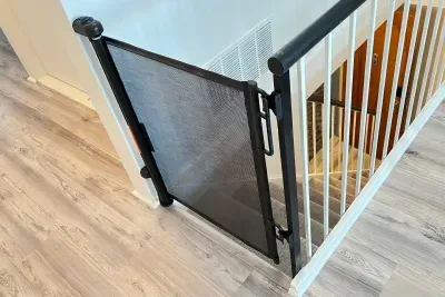 Baby safety gate