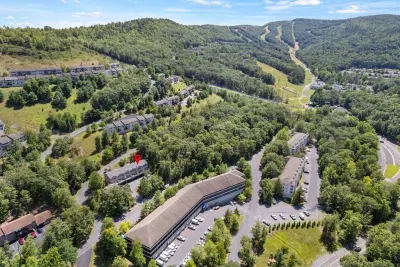 The house is within 15 mins walking distance to the ski slope.  When it snows heavily in winter and driving to the ski slope is difficult, the Guests can still walk to ski.