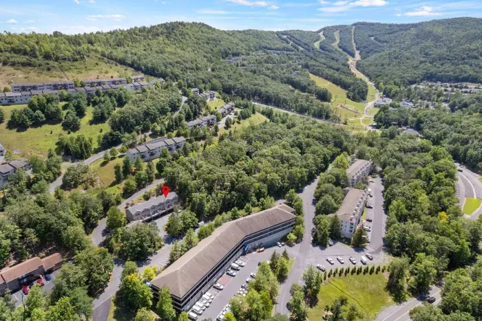 The house is within 15 mins walking distance to the ski slope.  When it snows heavily in winter and driving to the ski slope is difficult, the Guests can still walk to ski.  