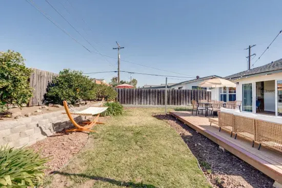 Sunny Retreat/Huge Yard/Central (60 day min)