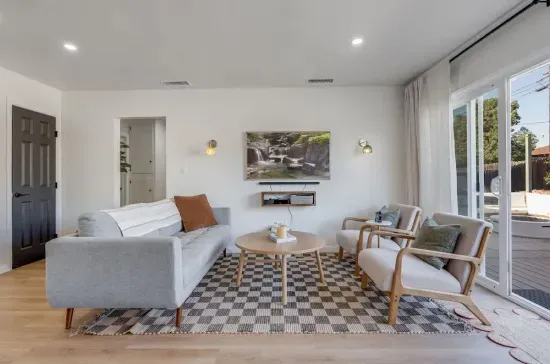 Sunny Retreat/Huge Yard/Central (60 day min)