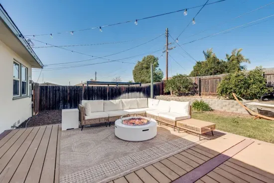 Sunny Retreat/Huge Yard/Central (60 day min)