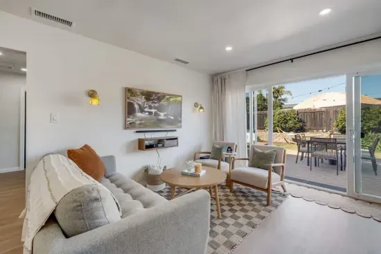 Sunny Retreat/Huge Yard/Central (60 day min)