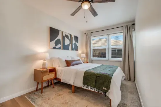 Sunny Retreat/Huge Yard/Central (60 day min)