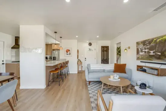 Sunny Retreat/Huge Yard/Central (60 day min)