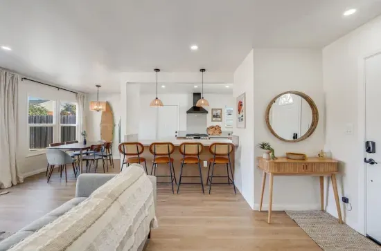 Sunny Retreat/Huge Yard/Central (60 day min)