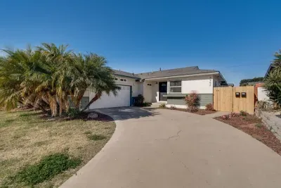 Sunny Retreat/Huge Yard/Central (60 day min) - image 33 of 33