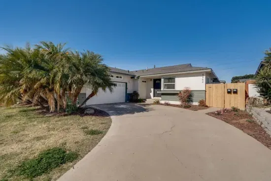 Sunny Retreat/Huge Yard/Central (60 day min)
