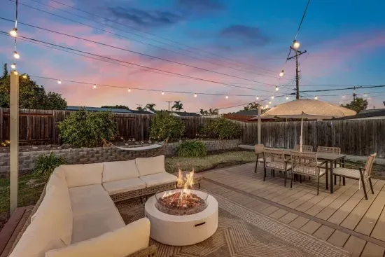 Sunny Retreat/Huge Yard/Central (60 day min)