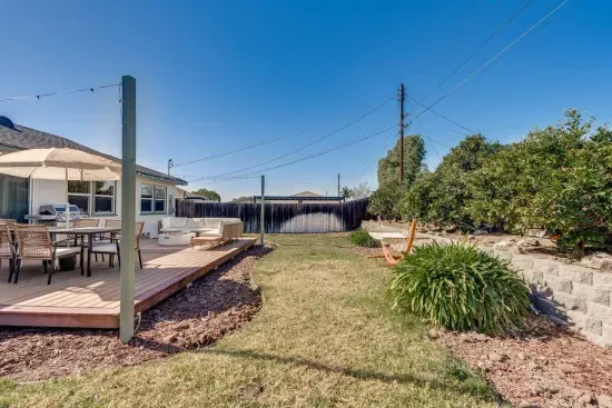 Sunny Retreat/Huge Yard/Central (60 day min)