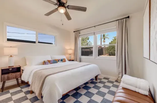 Sunny Retreat/Huge Yard/Central (60 day min)