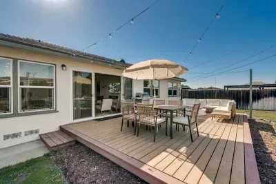 Sunny Retreat/Huge Yard/Central (60 day min) - image 4 of 33