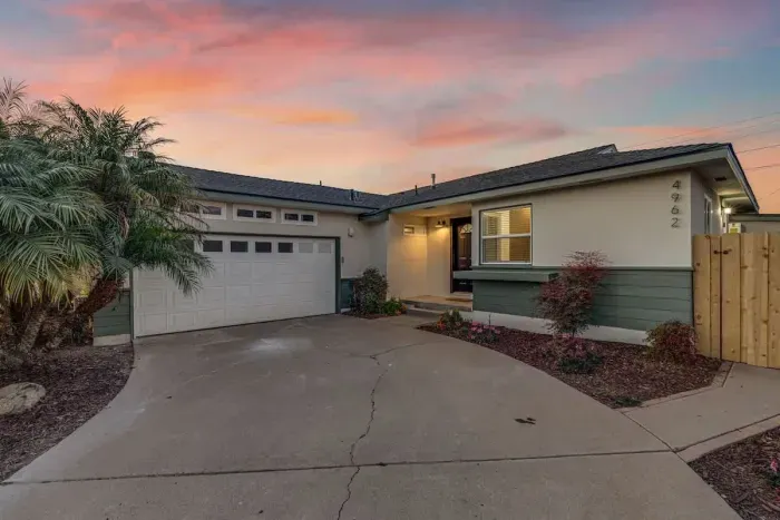 Sunny Retreat/Huge Yard/Central (60 day min) - image 32 of 33