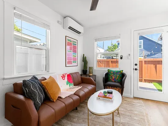 Barrio Casita - 2Bd, Central, Parking, EV Charging