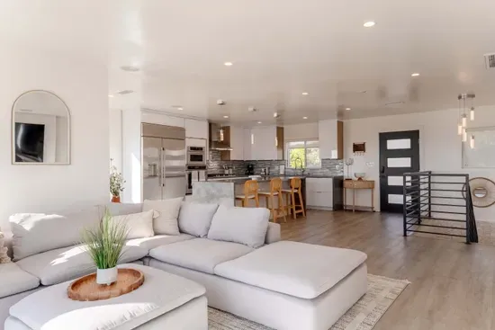 Modern 5BR Oasis - City Views, Gym & Gated Parking
