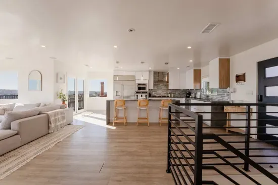 Modern 5BR Oasis - City Views, Gym & Gated Parking