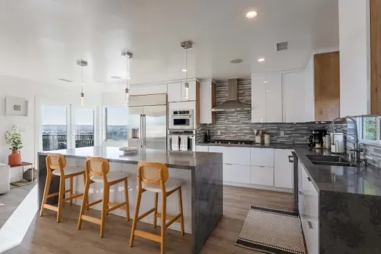 Modern 5BR Oasis - City Views, Gym & Gated Parking