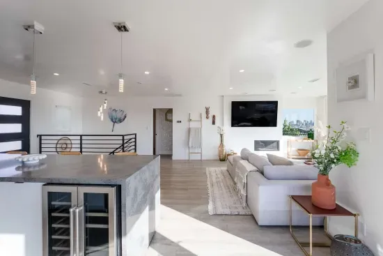 Modern 5BR Oasis - City Views, Gym & Gated Parking