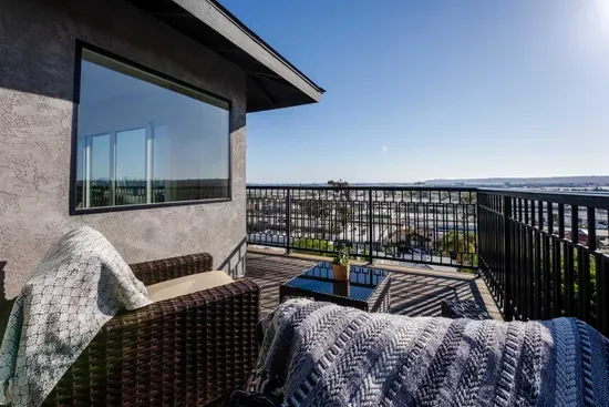 Modern 5BR Oasis - City Views, Gym & Gated Parking