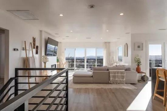 Modern 5BR Oasis - City Views, Gym & Gated Parking